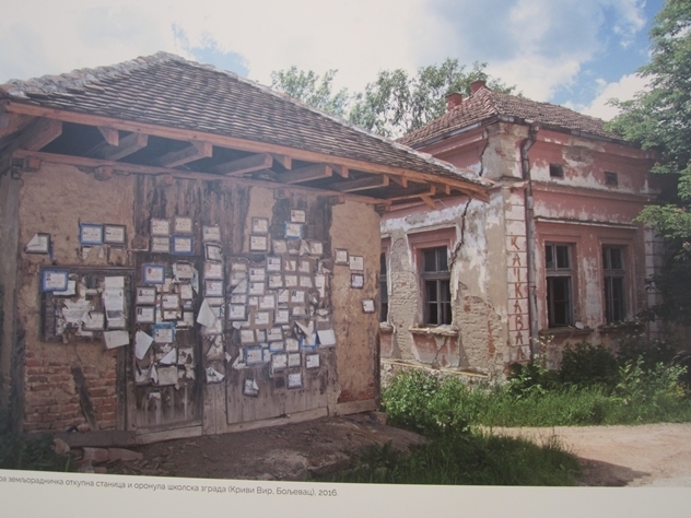 Detalj sa izložbe u galeriji SANU,  I ovo je Srbija,  autora Zorana Cvetkovića