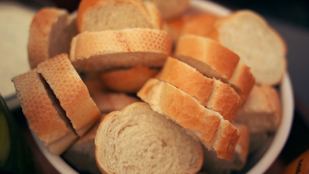 kriške hleba u činiji