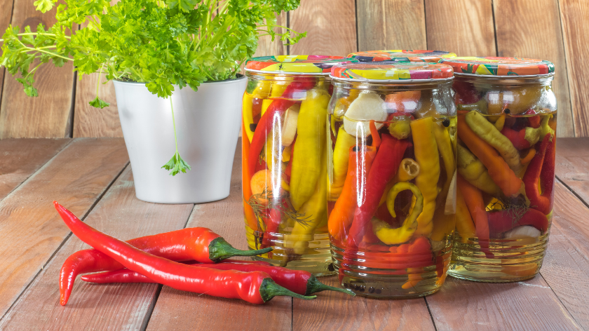Kisele papričice mogu biti odlična salata preko zime - © Canva ljute papričice u tegli