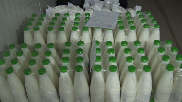 flaše mleka poređane