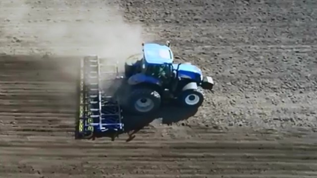 Traktor na njivi