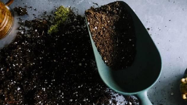 Lopatica i zemlja pomešana sa hranivom