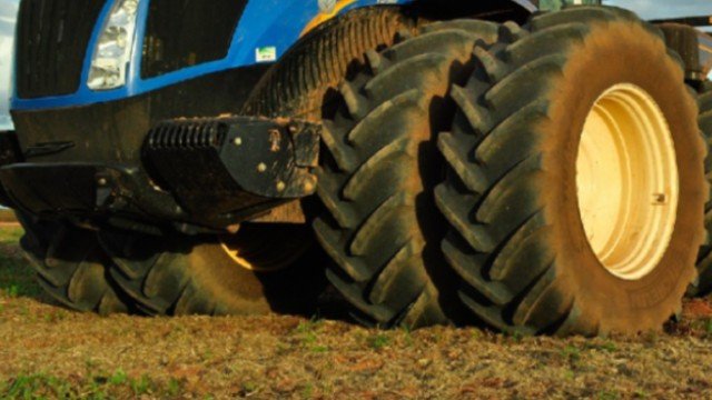 traktor i gume na njivi