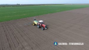 Traktor na njivi Traktor na njivi