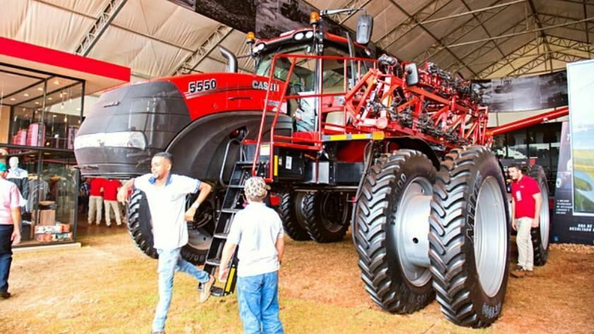 traktor sa velikim traktorskim gumama