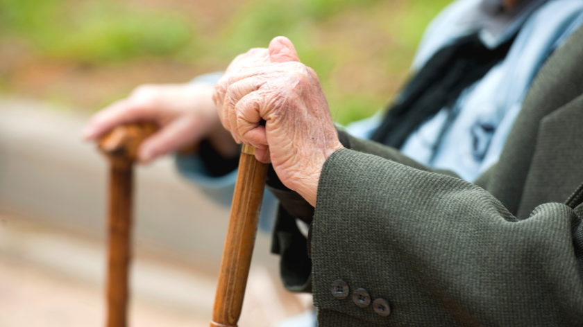 Broj penzionera smanjen za 58.000 - Canva ruke koje drže štap za hodanje
