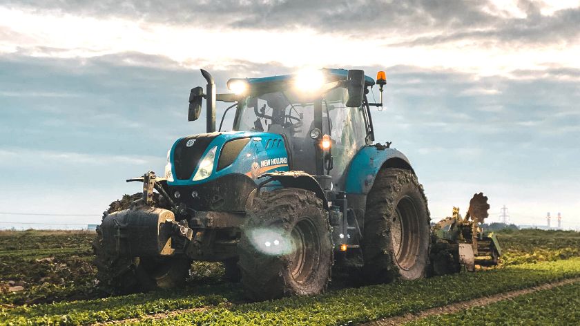 New Holland traktor - © Canva New Holland traktor