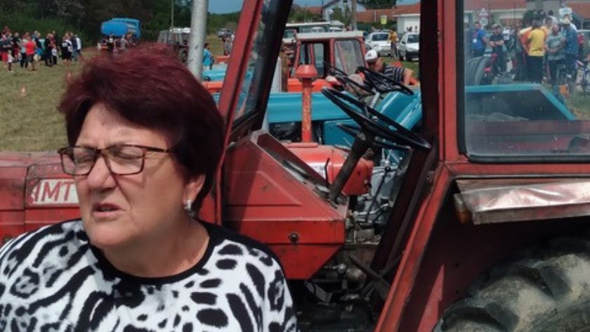 Mehaniku drži u ,,malom prstu" © AGROmedia/Tomislav Stevanović Baka Vasilija vozi traktor