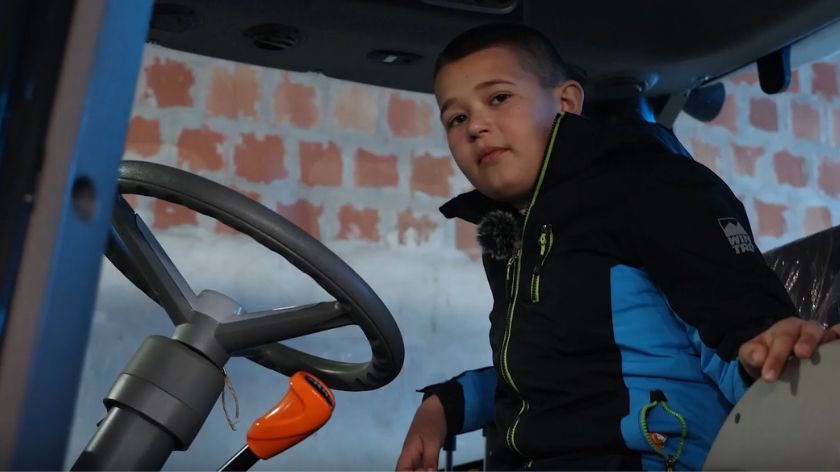 Desetogodišnji Ivan vozi Lambordžini traktor
