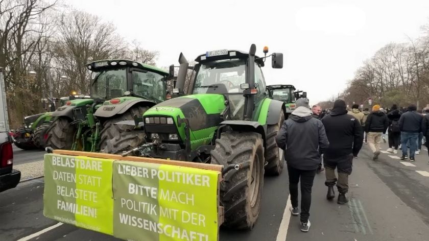 poljoprivrednici sa traktorima na protestu u Nemačkoj