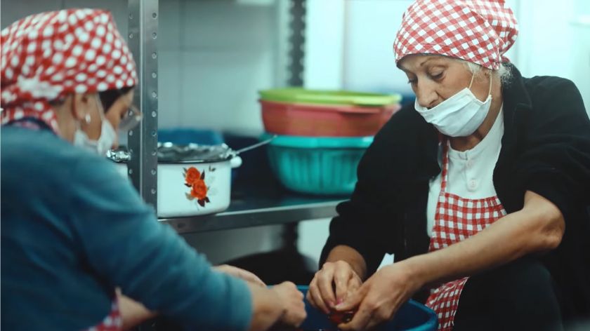 Radanska ruža © AGROmedia Žene prave ajvar