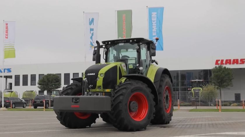 CLAAS Axion 900