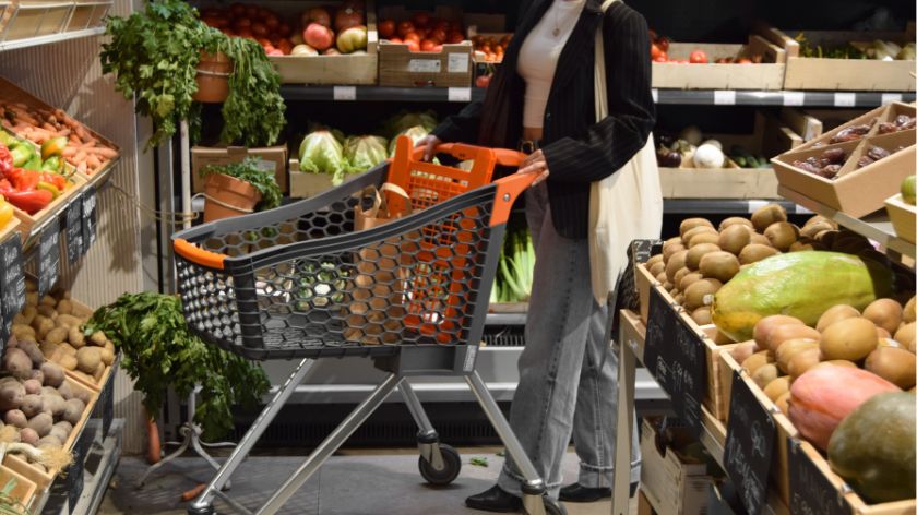 Kupci biraju plodove koji savršeno izgledaju © Canva