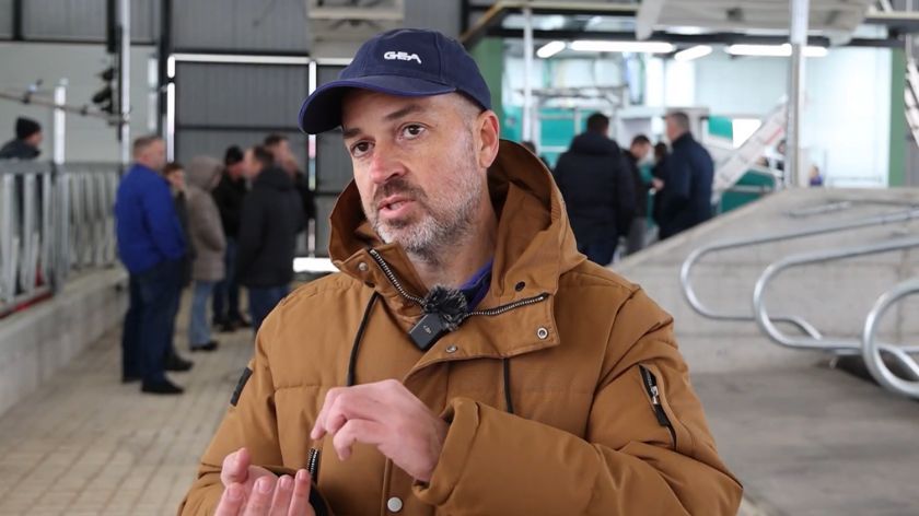 Goran Uglješić iz kompanije GEA © AGROmedia/Youtube screenshot GEA robot za mužu krava