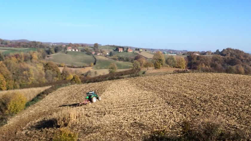 traktor na proplanku