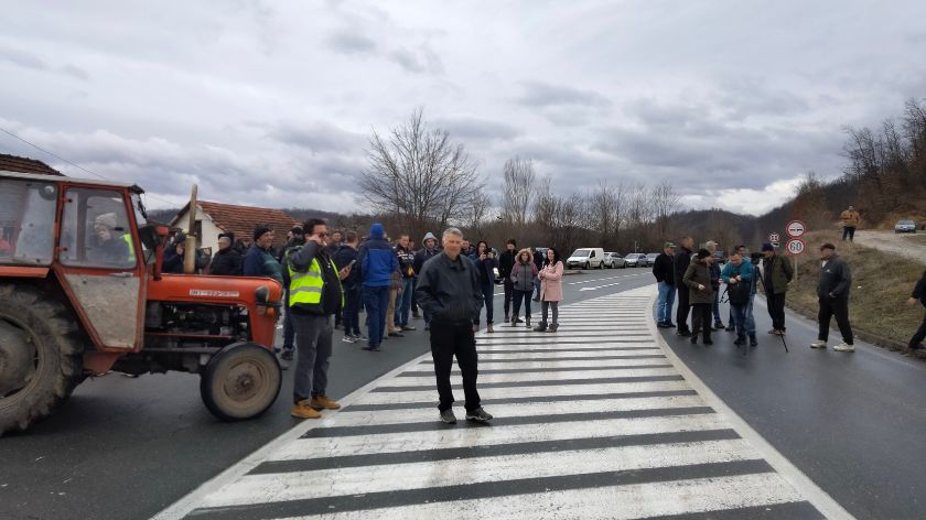 Blokada puta u mestu Pričević © AGROmedia/Dejan Davidović Proizvođači mleka