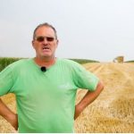 poljoprivrednik u polju pšenice