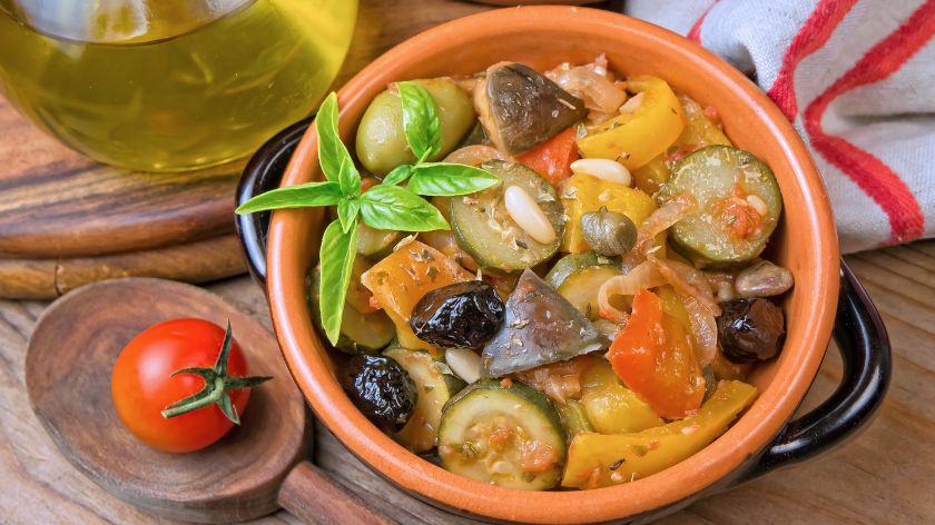 Sicilijanska kaponata sa kaparima © Canva Kapar